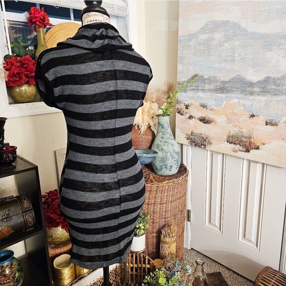Y2K Papaya Rayon Striped Studded Sexy Crowl Neck Top. - Picture 4 of 15